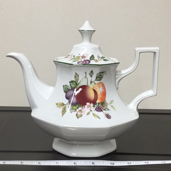 Fancy teapot - Picture 1 of 12